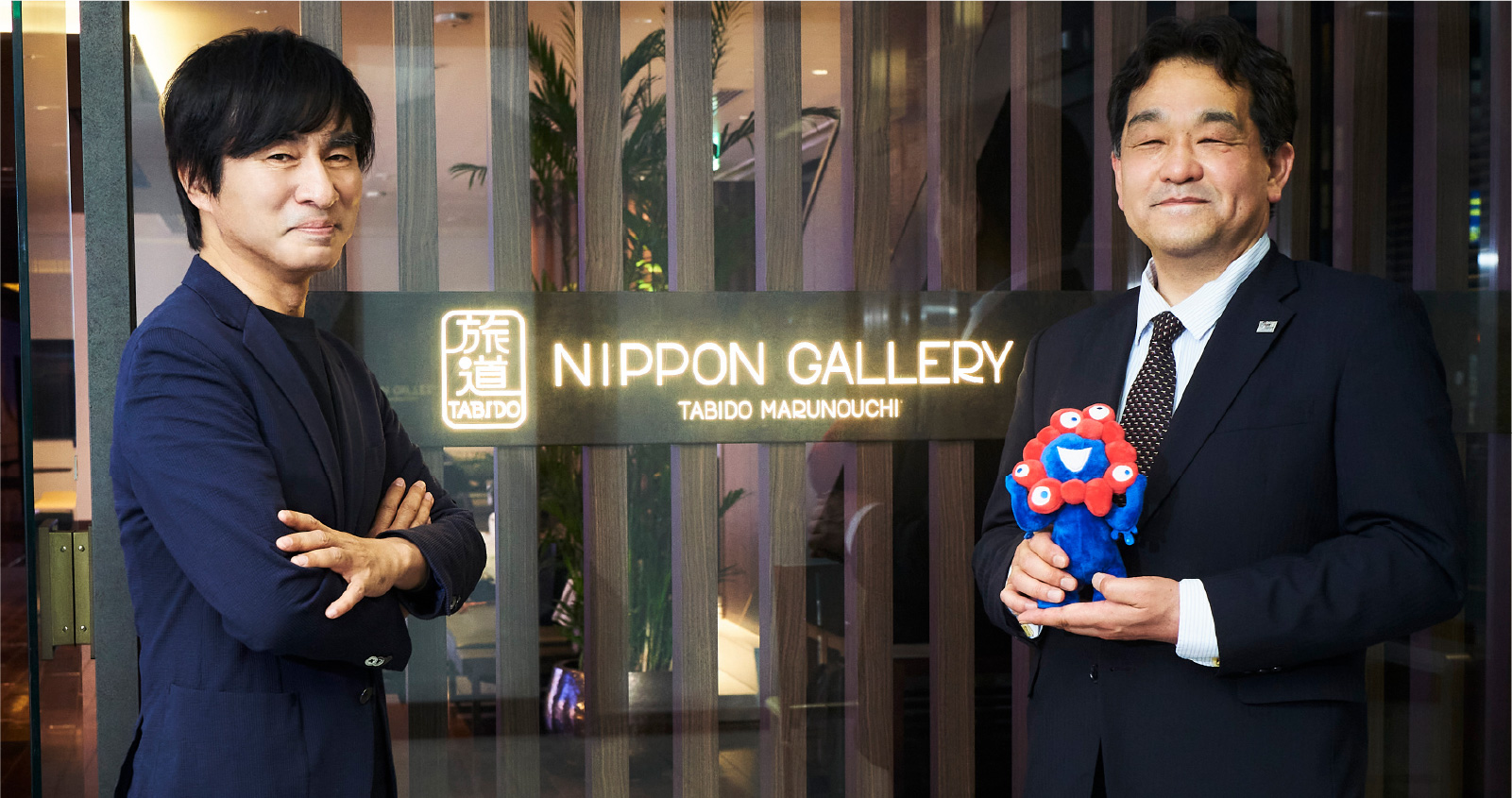 対談場所となった「NIPPON GALLERY MARUNOUCHI」正面エントランスにて